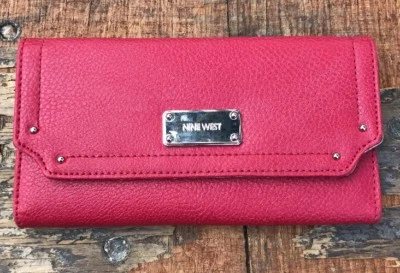 Cartera estilo sobre Nine West roja/plateada Foto 1 de 4