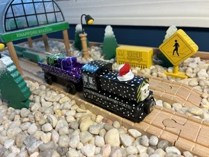 Thomas der Zug Holzeisenbahn Custom Weihnachten Mavis & Geschenkwagen #1. - Bild 1 von 3