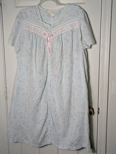 Camisón y bata de casa de colección Carriage Court 2X cinta de encaje con ojales florales azules rosa - Imagen 1 de 15