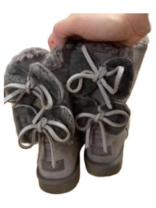 UGG Damen Stiefel mit Schleifen Grau Wildleder Gr. 32 Luxuriös Freizeit - Bild 1 von 4