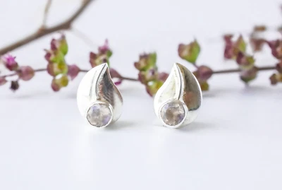 Pendientes redondos naturales de piedras preciosas de labradorita, joyería blanca de plata de ley Foto 1 de 4