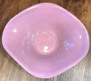 Tazón de borde acampanado MCM rosa moteado cerámica EE. UU. C 1 - Imagen 1 de 10