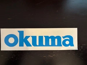 OKUMA VARILLAS CARRETES TACKLES CALCOMANÍA 9.5"X2" AZUL CLARO exterior tierra marina - Imagen 1 de 2