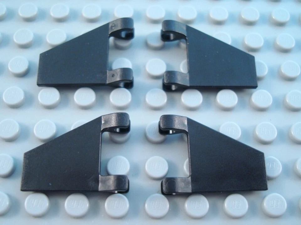 Lote de 4 bandeiras trapézio pretas com clipes LEGO - Imagem 1 de 1