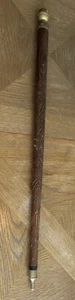 Bastone da passeggio vintage in legno scuro con punta e estremità in ottone rimovibile antico intagliato a mano - Foto 1 di 10