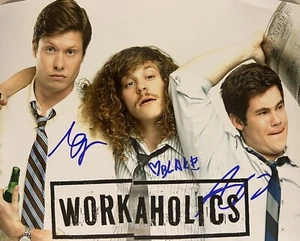 Foto autógrafa firmada por ADAM DEVINE, DIFFERENT HOLM, BLAKE ANDERSON ADICTOS AL TRABAJO 8X10 - Imagen 1 de 1
