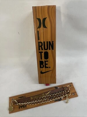 Corrente de pulseira de couro marrom Nike Hurley I Run To Be Free tom dourado várias correntes - Imagem 1 de 4