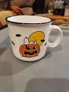 2022 Peanuts coffee mug Snoopy & The Great Pumpkin Halloween 20 oz - Picture 1 of 3