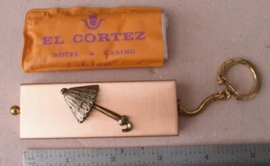 Llavero estuche gorro de lluvia dorado de metal vintage con gorro de casino El Cortez - Imagen 1 de 9