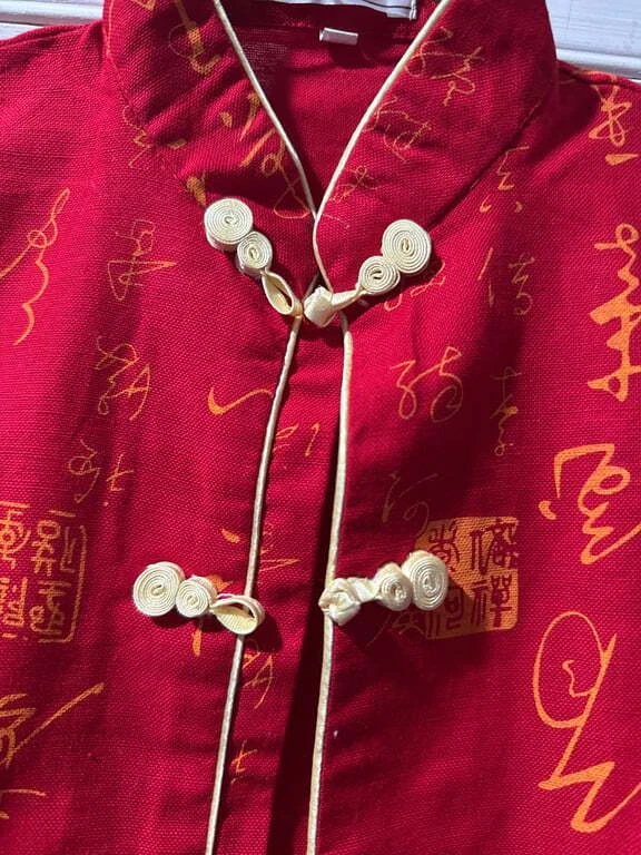 Chaqueta roja estilo asiático con escritura decorativa Foto 1 de 4