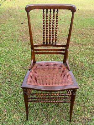 Antigua silla con respaldo de husillo de cerezo con asiento de bastón tejido + patas y camillas giradas Foto 1 de 4