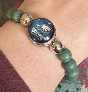 Womens PHILADELPHIA EAGLES Wood Beaded Bracelet Glass Snap Charm Stretchy GREEN - Picture 1 of 6