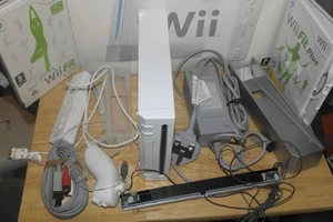 Nintendo Wii Console and 2 Game Bundle Boxed+ accessories, - Picture 1 of 12