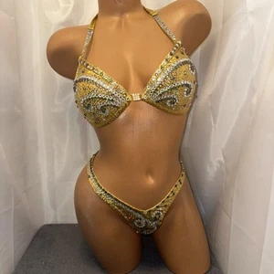 FIGURA de competición traje posando holograma DORADO 34D taza fondo pequeño - Imagen 1 de 5