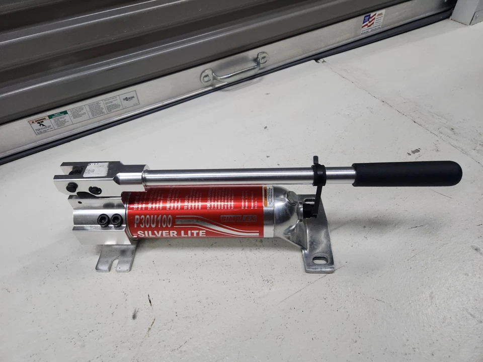  SIMPLEX 2 Speed Hand Pump, 1st 200psi, 2nd 10,000 psi Model: p30u100 - Image 1 of 4