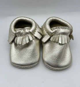 NUEVO SIN ETIQUETAS - Mocasines de bebé recién elegidos dorados metálicos flecos cuero talla 1 - Imagen 1 de 6