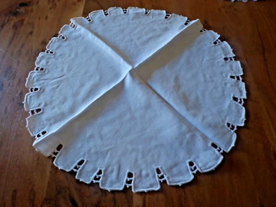 Linge ancien napperon  linon blanc avec broderies en pourtour - Photo 1/4