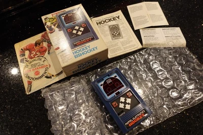 Mattel HOCKEY Videojuego de mesa electrónico de mano vintage A5 MINT NUEVO Foto 1 de 4
