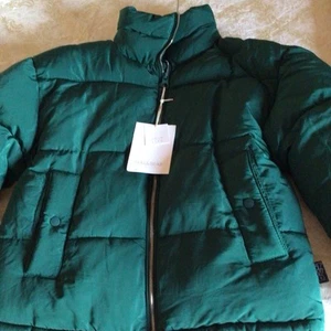 Lovely Ladies Pull And Bear Emerald Green Puffer Jacket New Size XS - Picture 1 of 7