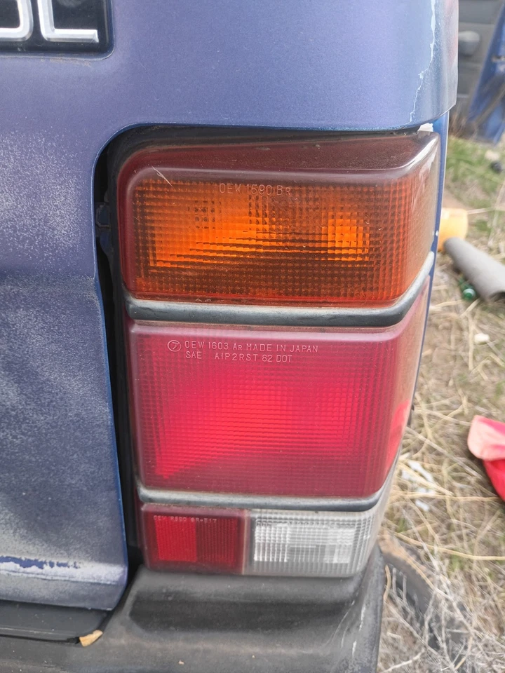 Conjunto de luces traseras laterales para pasajero derecho Subaru L Line Wagon 1984-1989 OEM Foto 1 de 1