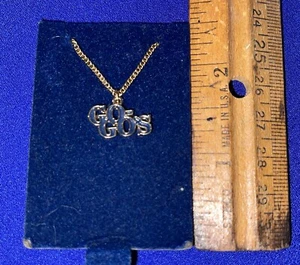 COLLAR CHAPADO EN ORO LOGOTIPO GO-GO'S GOGOS VINTAGE AÑOS 80 SIN USAR NUEVO EN CAJA - Imagen 1 de 1