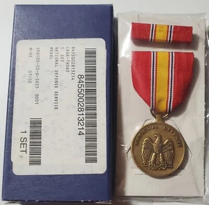 JUEGO DE MEDALLAS Y CINTAS DEL SERVICIO DE DEFENSA NACIONAL EDICIÓN GI MILITAR CON CAJA ORIGINAL NDSM NUEVO - Imagen 1 de 4