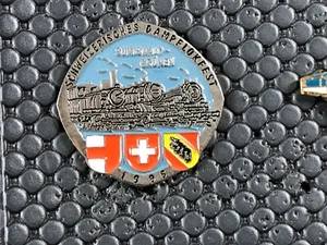 PINS PIN BADGE TRAIN LOCOMOTIVE SUISSE - Picture 1 of 1