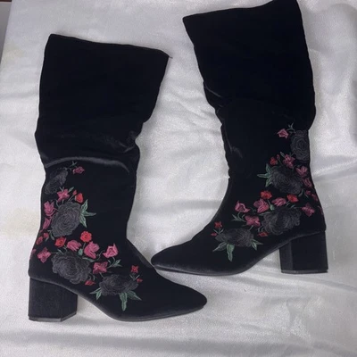 Botas hasta la rodilla holgadas bordadas florales de terciopelo negras para mujer talla 9  Foto 1 de 4