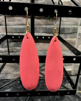 1 pair of very long 7 cm pink  wood,  dangle   earrings - Image 1 of 4