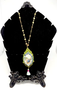 Precioso collar Michal Negrin con colgante colorido de metal. - Imagen 1 de 7