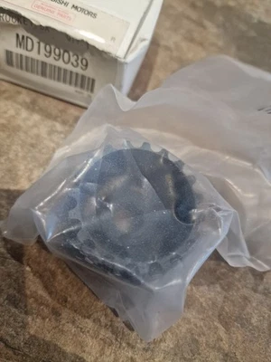 GENUINE NEW MITSUBISHI DELICA PAJERO 2.5 BALANCER SHAFT SPROCKET MD199039 - Image 1 of 3