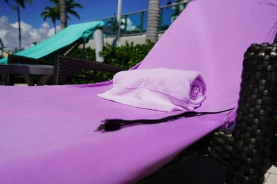 Chaise Lounge Chaise, Solor Power, Cargador de Teléfono Celular, Playa, Toalla, Piscina, Lago Foto 1 de 4