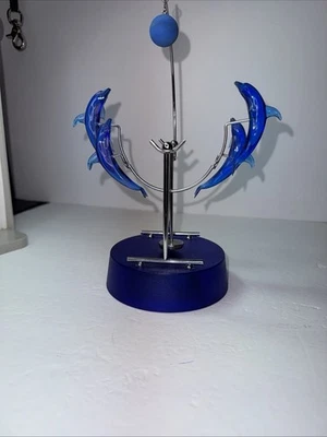 Escultura Acrílica Cinética Magnética Cuatro Delfines (Batería de 9 Voltios) Usada Foto 1 de 4