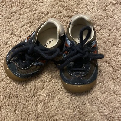 二手状况完好 Stride Rite 婴儿男孩尺寸 3w Cygnet 男孩婴儿床鞋 皮革鞋面 — 第 1/4 张图片