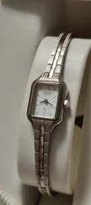 Reloj de vestir analógico de cuarzo tono plateado de acero inoxidable para mujer Citizen EH3850-53A - Imagen 1 de 15