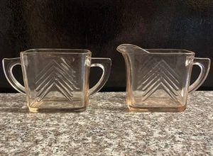 Depressionsglas 2er Set Milchkännchen Milch & Zucker ROSA Rechteckform Pfeil - Bild 1 von 24