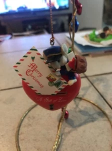 NON ENESCO/LUSTRE FAME CHRISTMAS ORNAMENT: MAILMAN MOUSE: A GIFT OF LOVE NEW - Picture 1 of 6