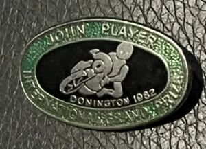 MOTORRADRENNEN Pin Anstecker JOHN PLAYER INTERNATIONAL GRAND PRIX DONINGTON 1982 - Bild 1 von 2
