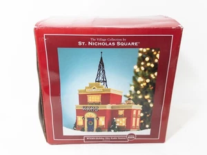 Estación de radio St. Nicholas Square Village Collection WXMS Holiday Hits retirada - Imagen 1 de 23