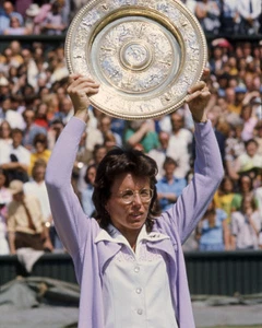 1973 Tennis BILLIE JEAN KING Glossy 8x10 Photo Wimbledon Rosewater Dish Trophy - Picture 1 of 1