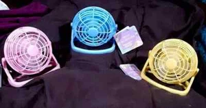 Mini Battery Operated Desk Fan Choose 1 From 3 Colors  STAY COOL THIS HOT SUMMER - Picture 1 of 3