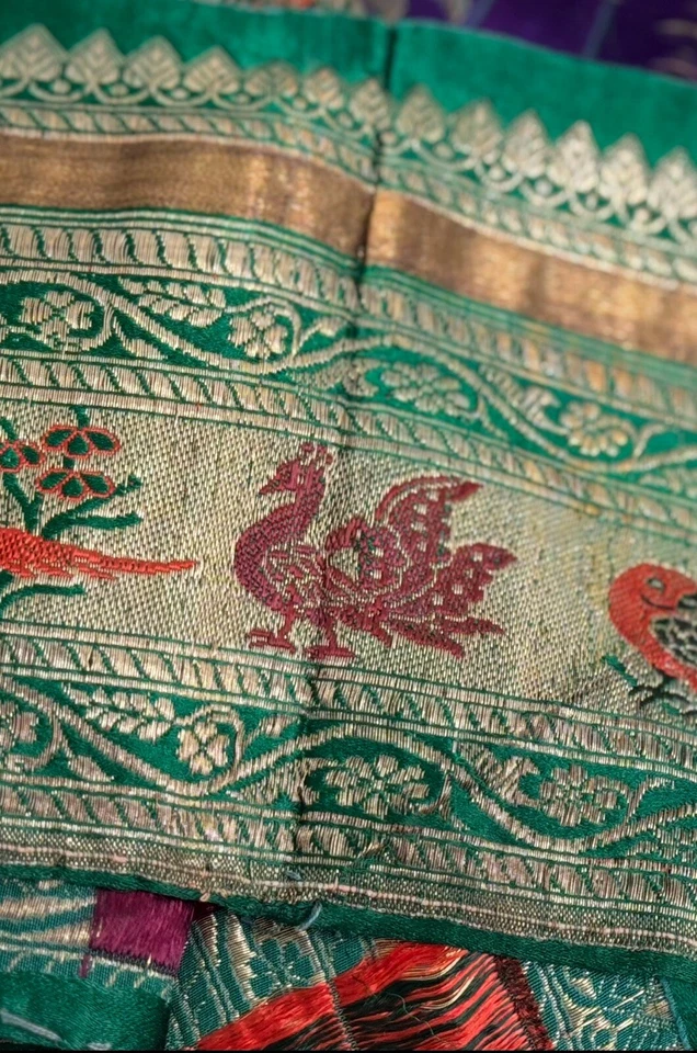 "Antigua cinta de brocado de seda dorada vintage con hilo de metal motivo de pavo real 5"" x 50""" Foto 1 de 4