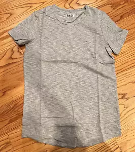 Camiseta gris claro First Logo - Imagen 1 de 1