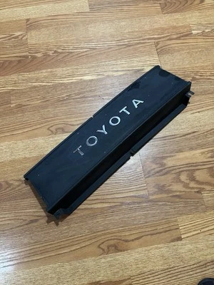 Toyota HiAce Van 1985-1989 parrilla delantera adorno. 53101-87011. Foto 1 de 4