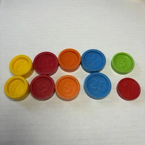 10 Vintage Münzen Token für Fisher-Price Registrierkasse rot blau gelb grün orange 2 - Bild 1 von 2