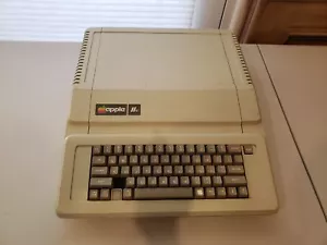 Vintage Apple IIe A2S2064 Computer - Working with Expansion Cards - Picture 1 of 15