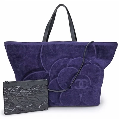 Bolso de Playa Chanel CC Logo Camelia con Toalla 100% Algodón y Cuero, Azul Marino Foto 1 de 4