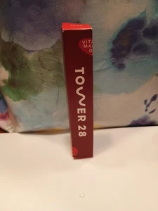 Tower 28 JuiceBalm getönter Lippenbalsam im Getränk.  Volle Größe, 2,7 g / 0,09 oz. - Bild 1 von 4