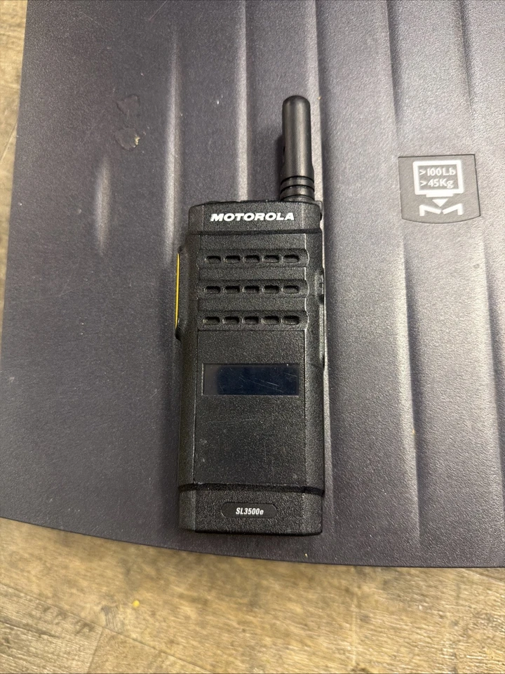 Motorola SL3500e UHF MHz - AAH88YCD9SA2AN con batería nueva Foto 1 de 2