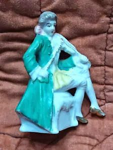 Estatuilla de violinista victoriano de porcelana vintage de 3,5 pulgadas - Hecha en Japón Usada en Excelente Condición - Imagen 1 de 5